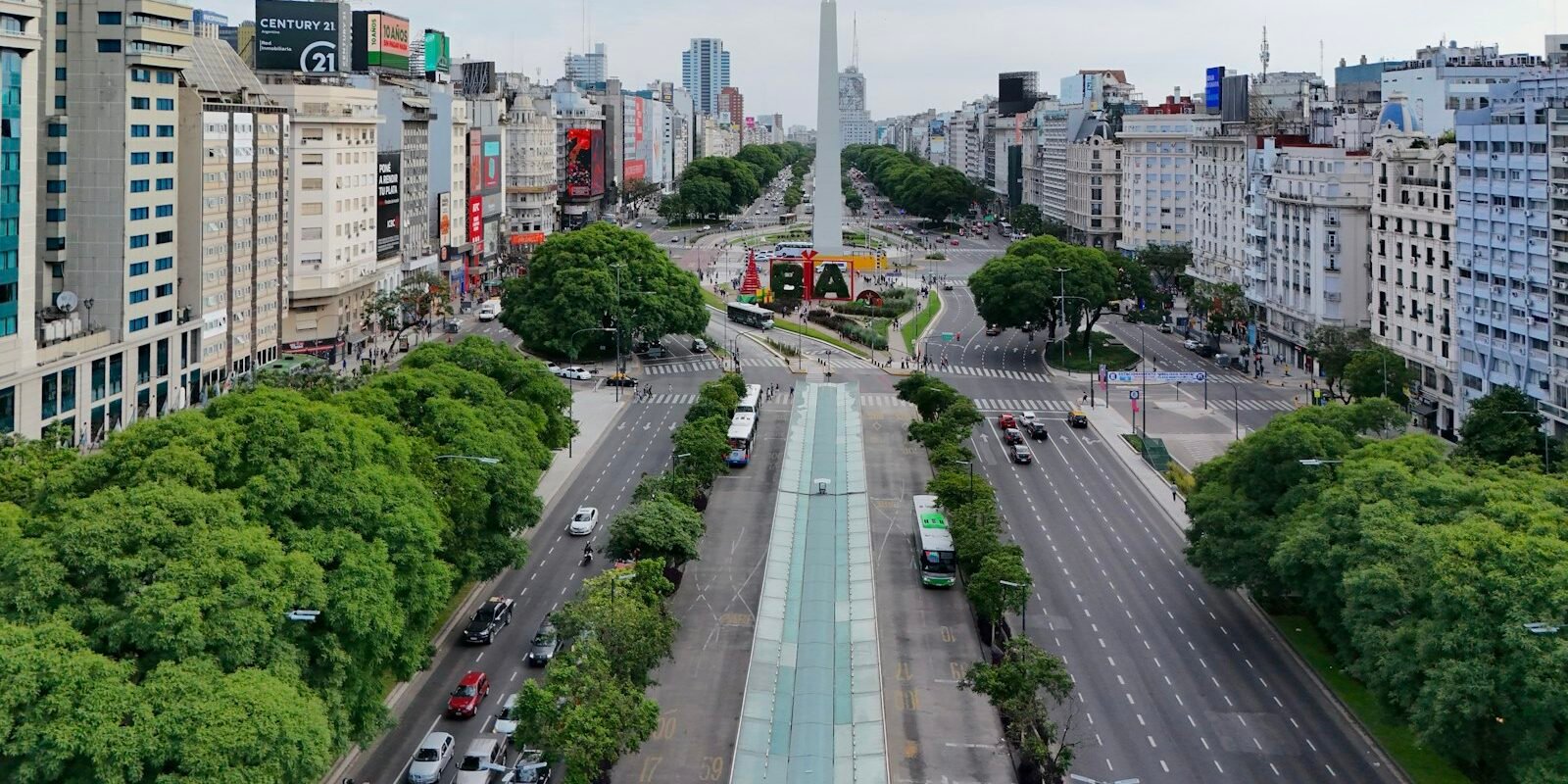 Traffic on Avenida 9 de Julio in Buenos Aires
