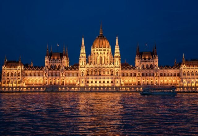 Budapest Travel Guide 2026: Baths, Areas, Transport & Tips