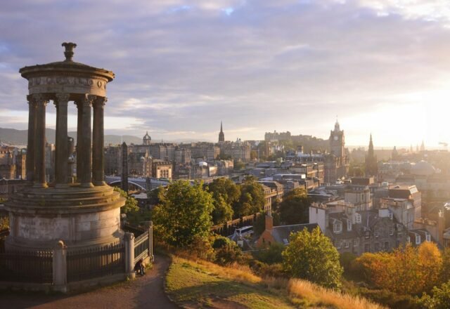 Edinburgh Travel Guide 2026: Areas, Transport & Tips
