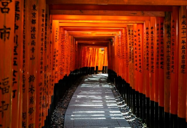 Fushimi Inari Guide 2026: Torii Gates Hike, Best Time & How to Get There