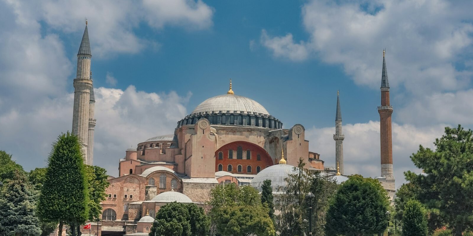 Hagia Sophia exterior and gardens in Sultanahmet, Istanbul