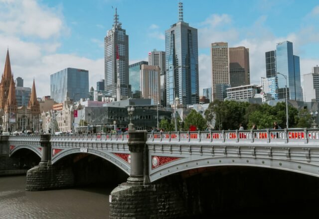 Melbourne Travel Guide 2026: Areas, Transport & Tips