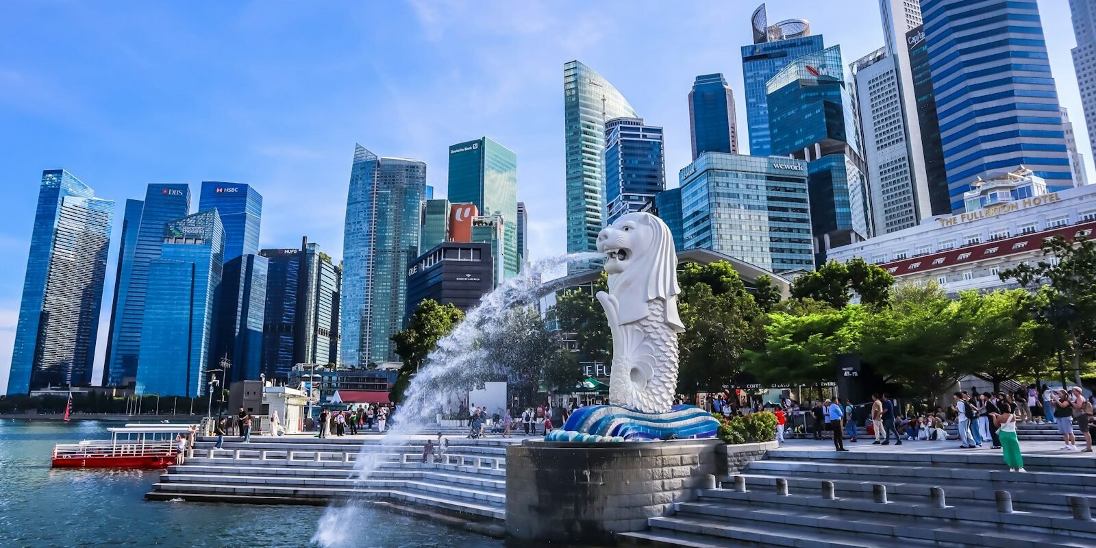 The Merlion and the Singapore CBD skyline