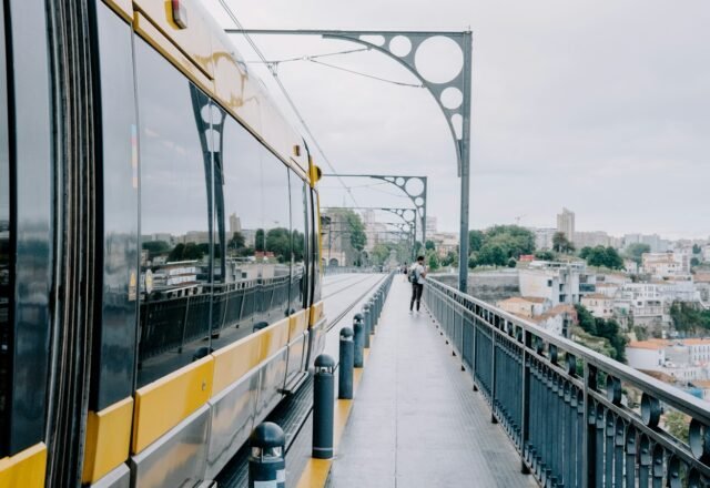 Porto airport to the city: metro, bus, taxi and Uber (2026)