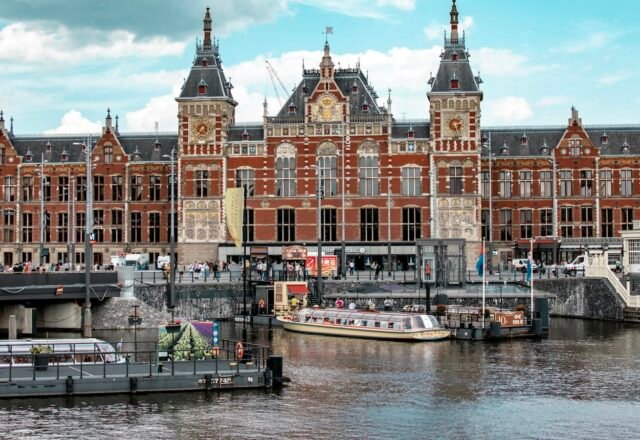 Schiphol to Amsterdam 2026: Train, Bus 397, Taxi Prices & Contactless Tips