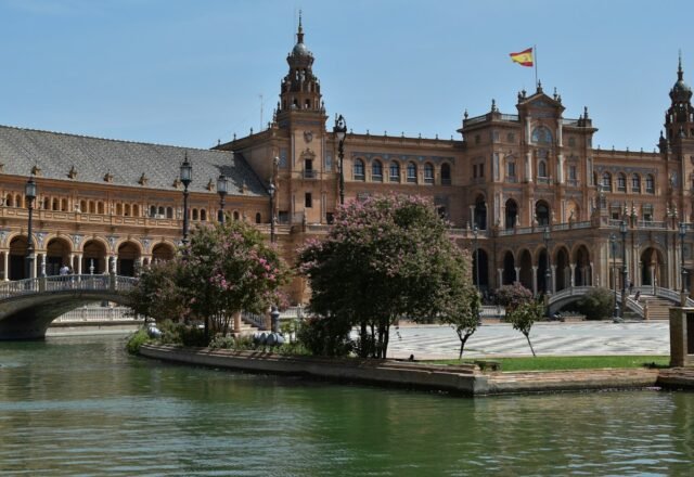 Seville Travel Guide 2026: Sights, Areas & Tips