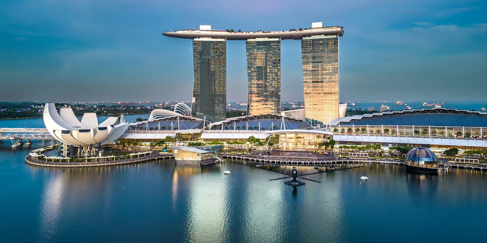 Marina Bay Sands and the Singapore skyline at dusk