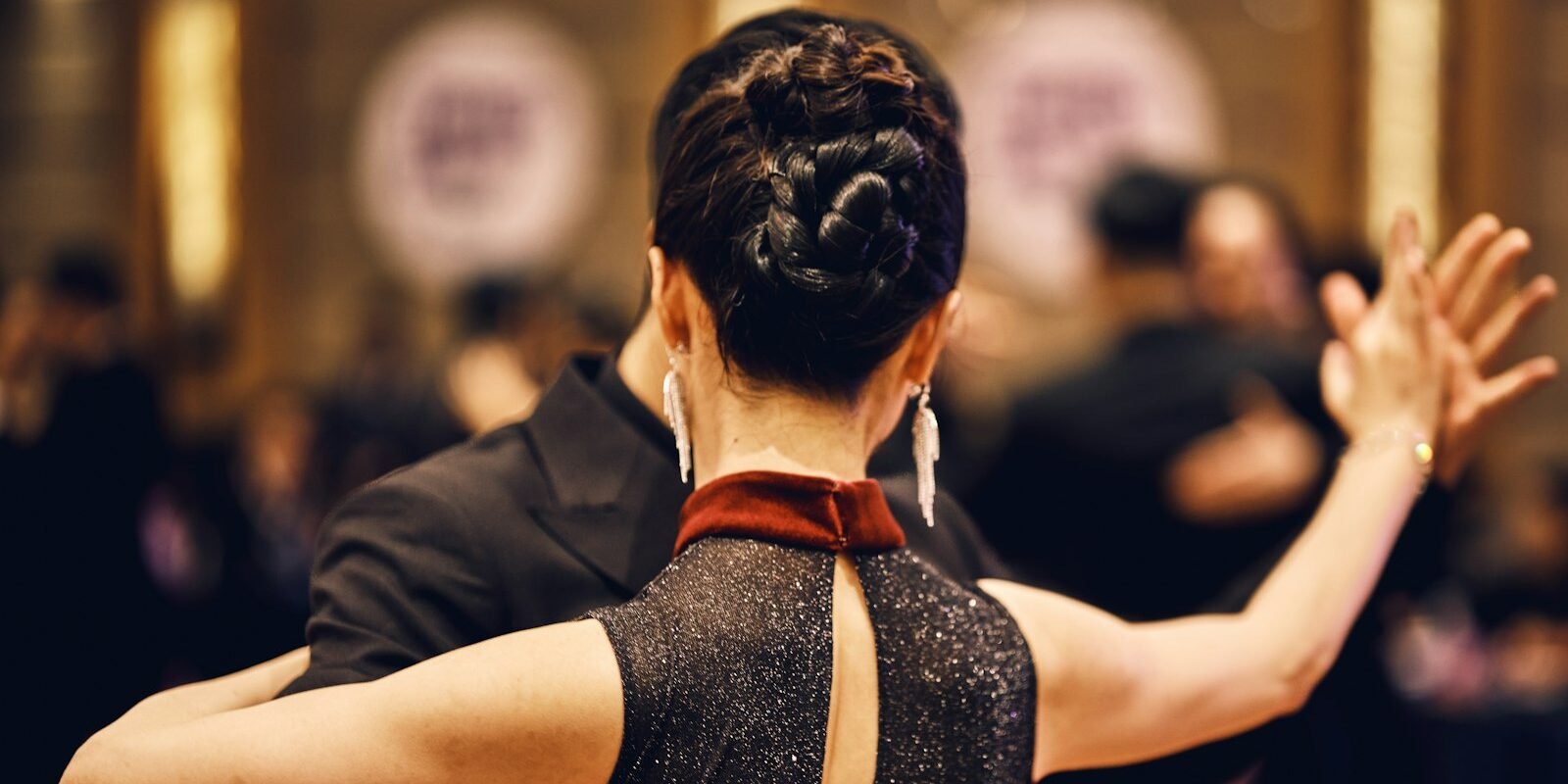 Couple dancing tango in Buenos Aires