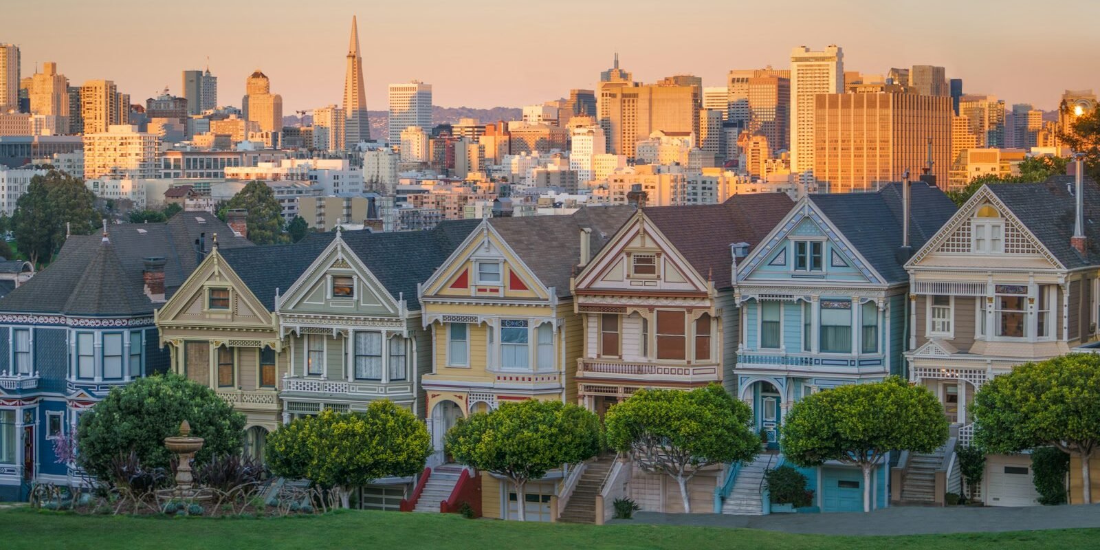 Painted Ladies Victorian houses at Alamo Square
