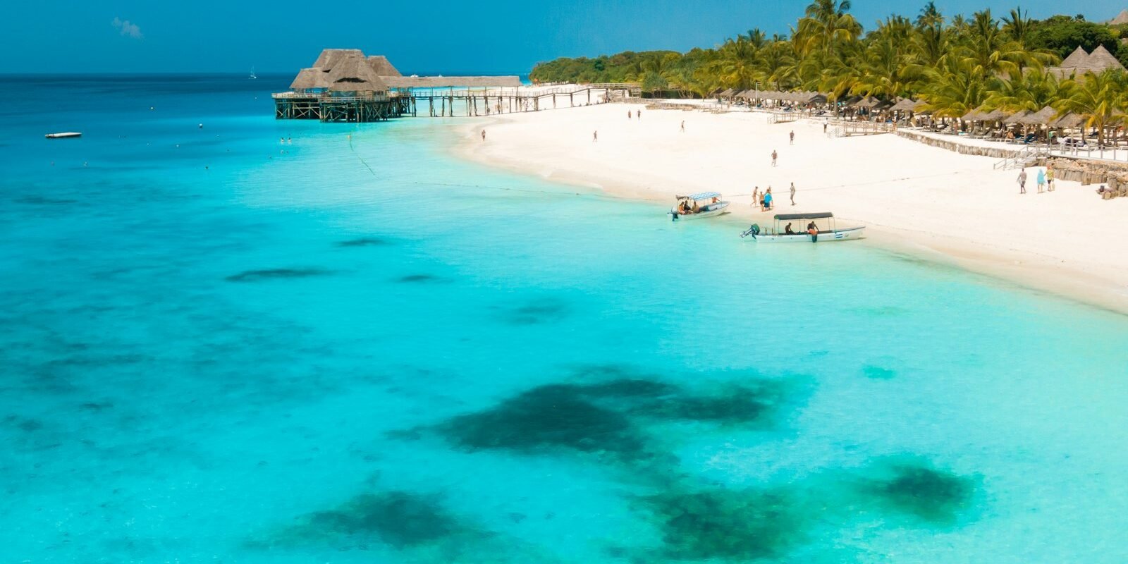 Turquoise water and white sand beach in Zanzibar